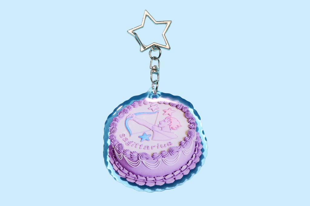 A key chain with a cake design